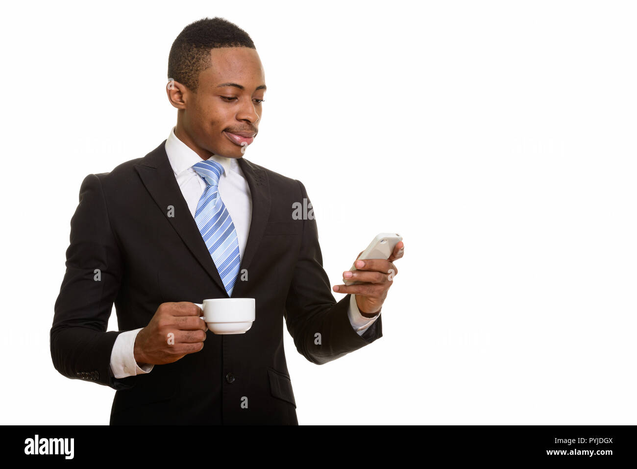 Jungen schönen afrikanischen Geschäftsmann mit Mobiltelefon gedrückt Stockfoto
