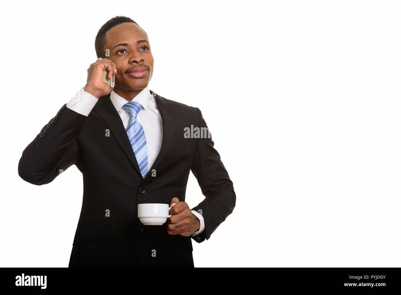 Nachdenklich afrikanischen Geschäftsmann Gespräch am Handy während Fei Stockfoto