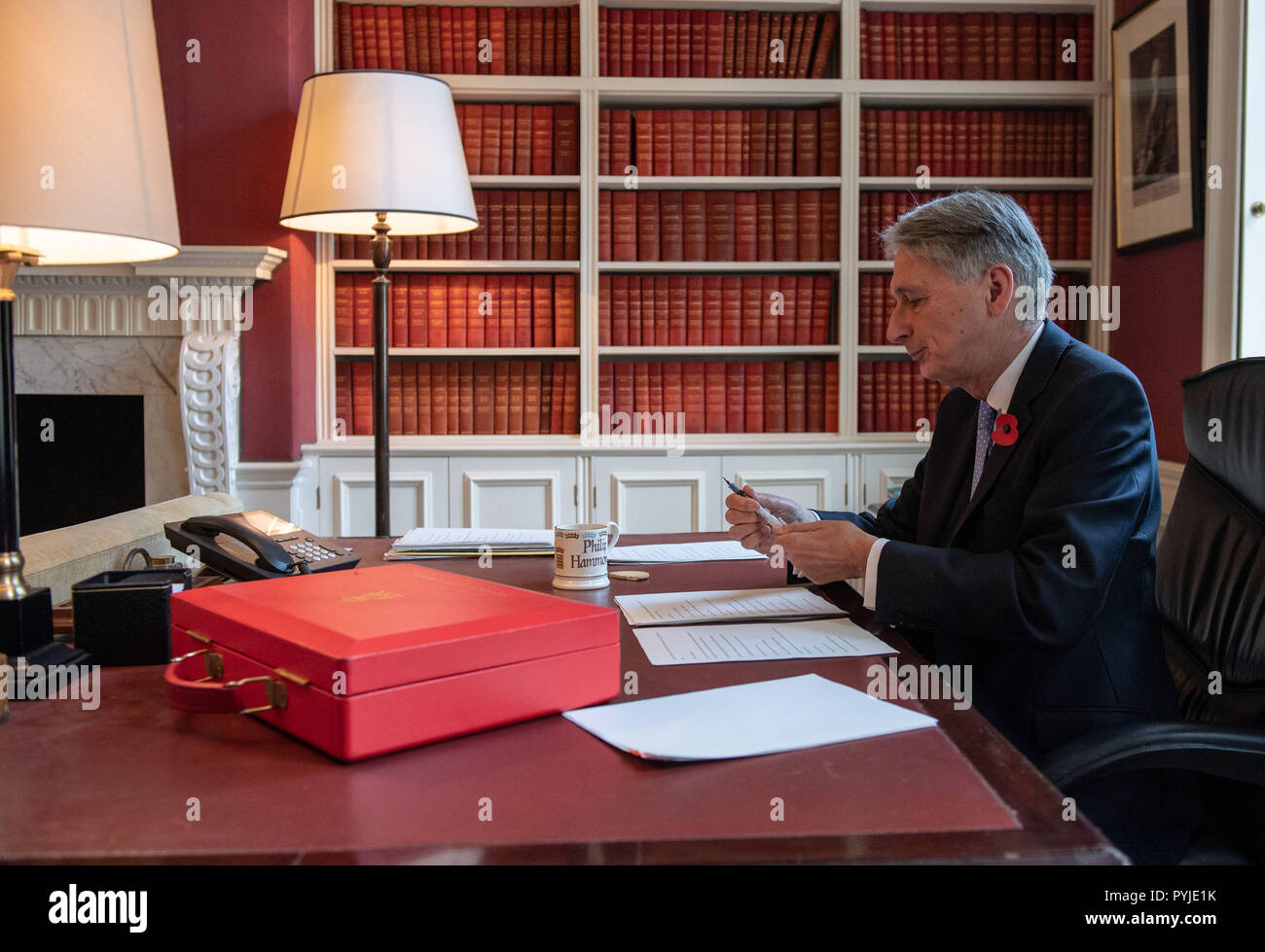 Schatzkanzler Philip Hammond, bereitet seine Rede in seinem Büro in Downing Street, London, vor seinem Haushalt Ankündigung 2018 am Montag. Stockfoto