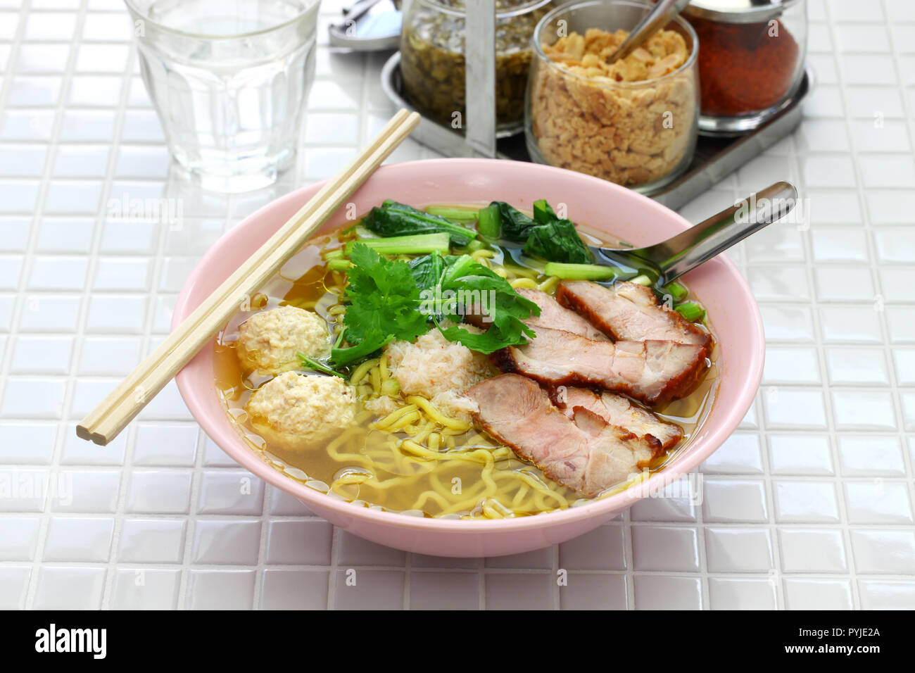 Bami nam, ei Nudeln Suppe serviert mit Schweinebraten, Thai Food Stockfoto