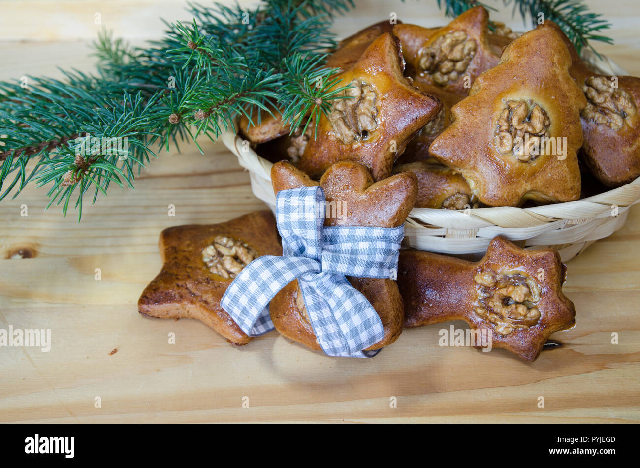 Korb voller dekoriert Hausgemachte handgefertigte Weihnachten Lebkuchen cookies mit Blue Ribbon Stockfoto