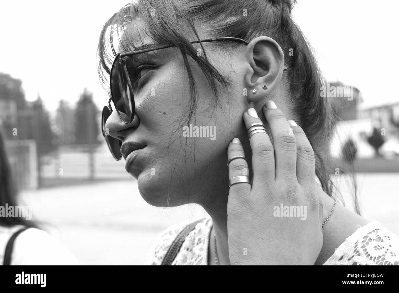 Georgischen Mädchen mit mit Brille und accessery in Zugdidi Stockfoto