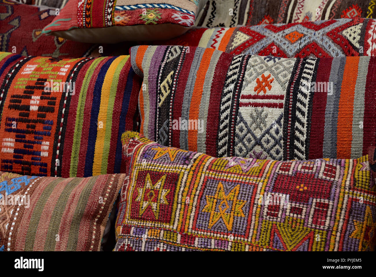 Bunte Kissen für den Verkauf in der Arasta Basar, einem gehobenen Basar, Istanbul, Türkei, Europa. Stockfoto