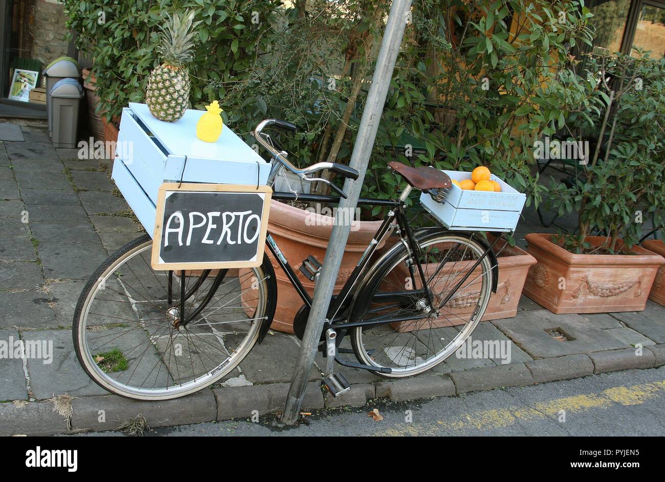 Zyklus außerhalb ein Lebensmittelhändler in der Stadt Lucca in der Toskana Italien Europa EU 2018 Stockfoto