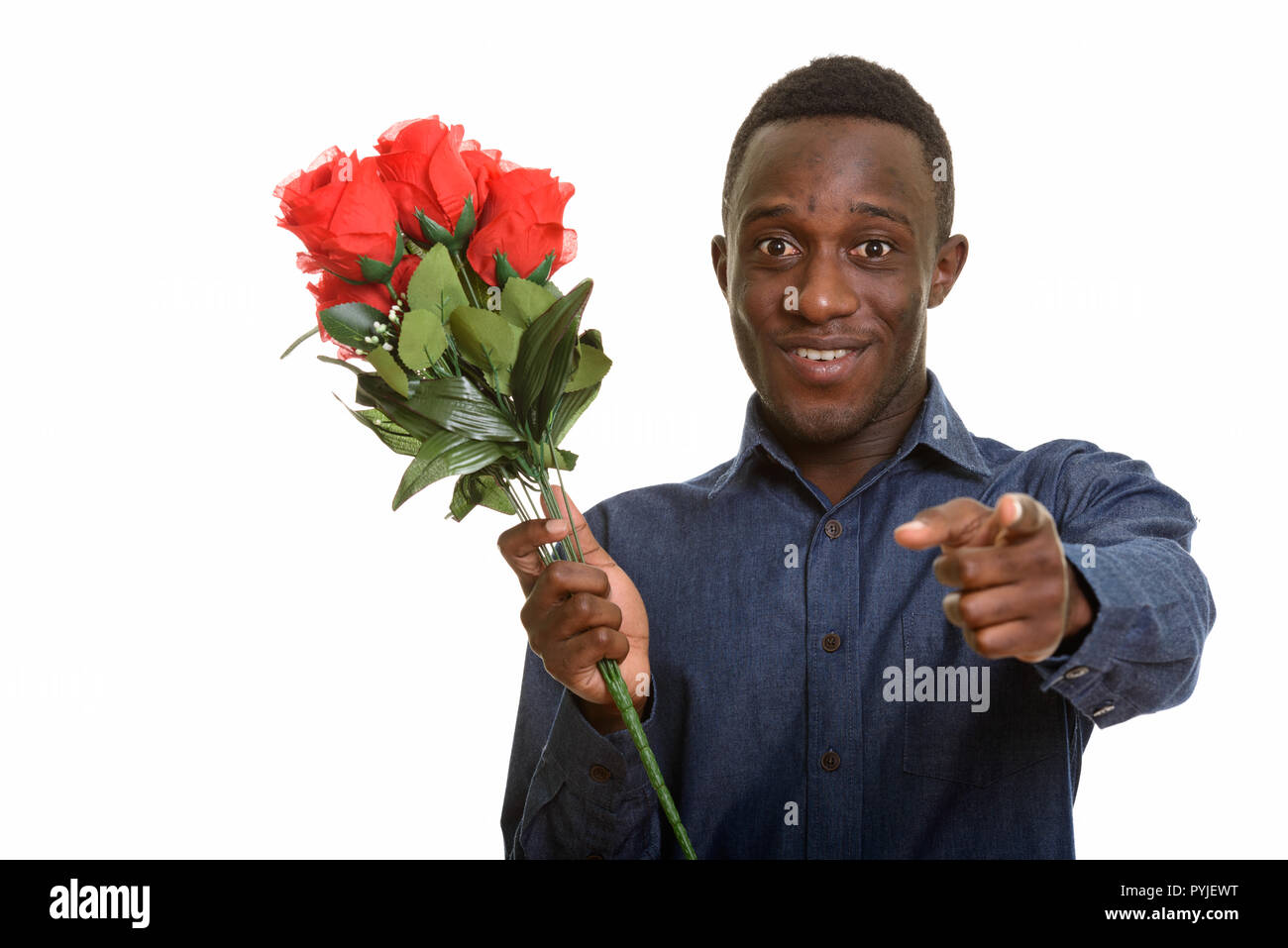 Junge glücklich afrikanischer Mann lächelnd und Zeigefinger während holdin Stockfoto