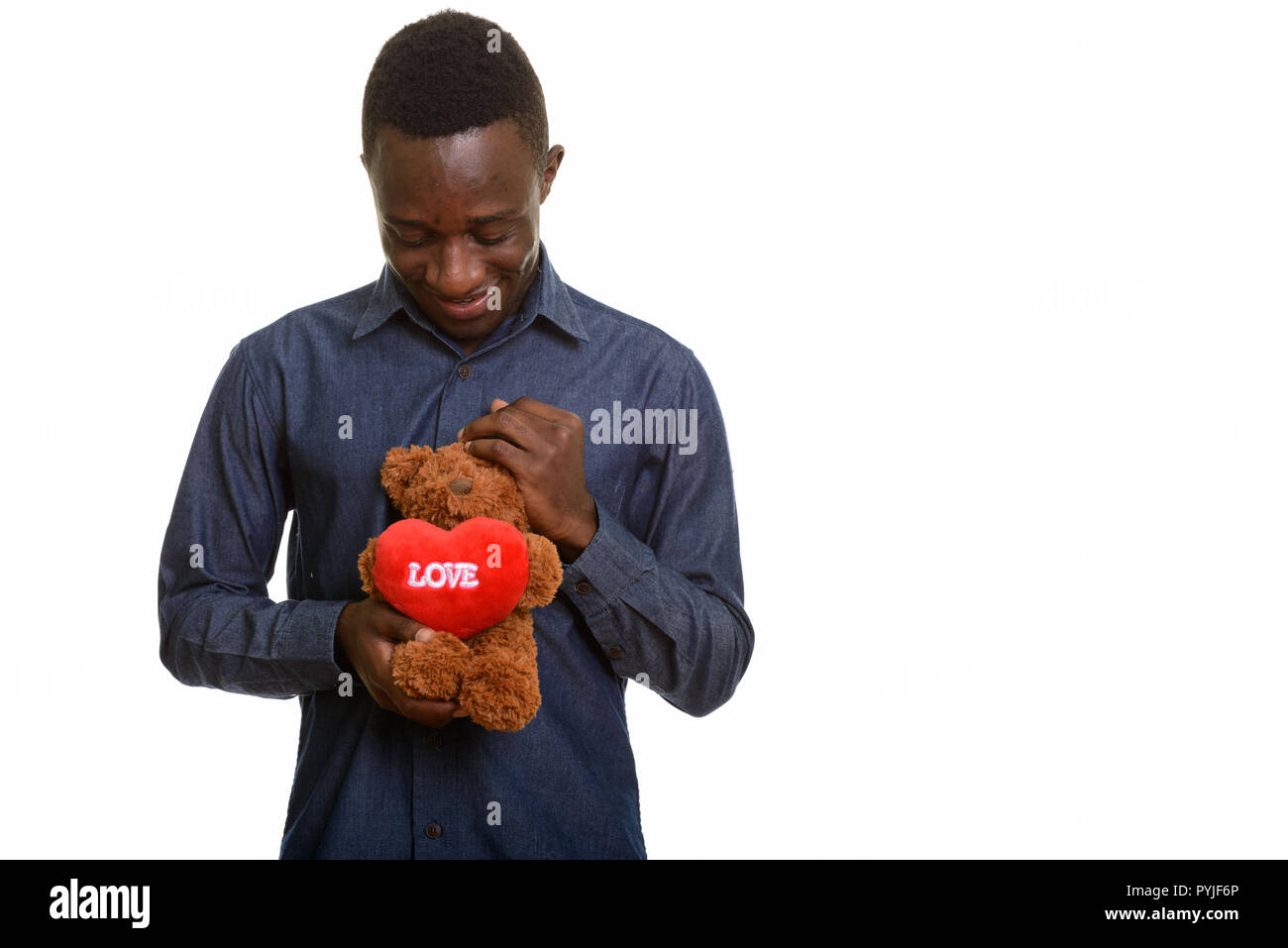 Junge glücklich afrikanischer Mann lächelnd, während sie und Ted Stockfoto