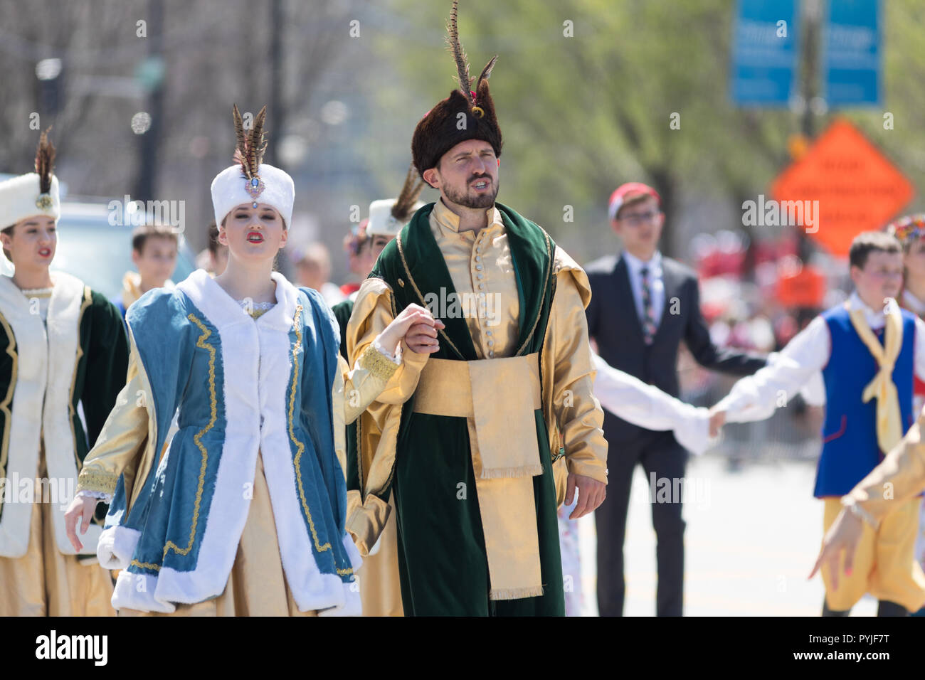 Chicago, Illinois, USA - Mai 5, 2018: der polnischen Verfassung Day Parade, Polnische Männer und Frauen in traditioneller Kleidung Mitglieder der Polonia Pol Stockfoto