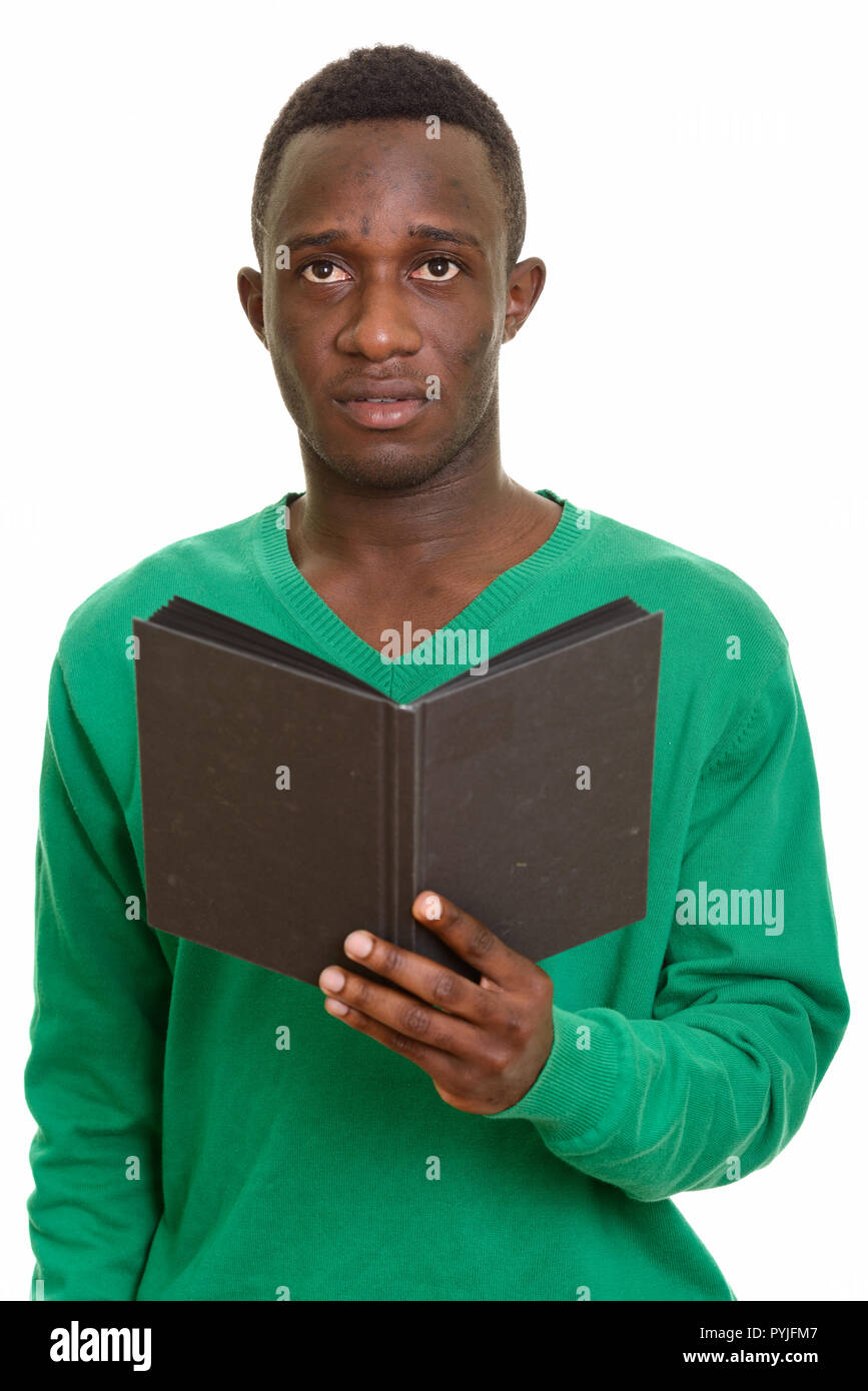 Junge afrikanische Mann mit Buch beim Denken Stockfoto