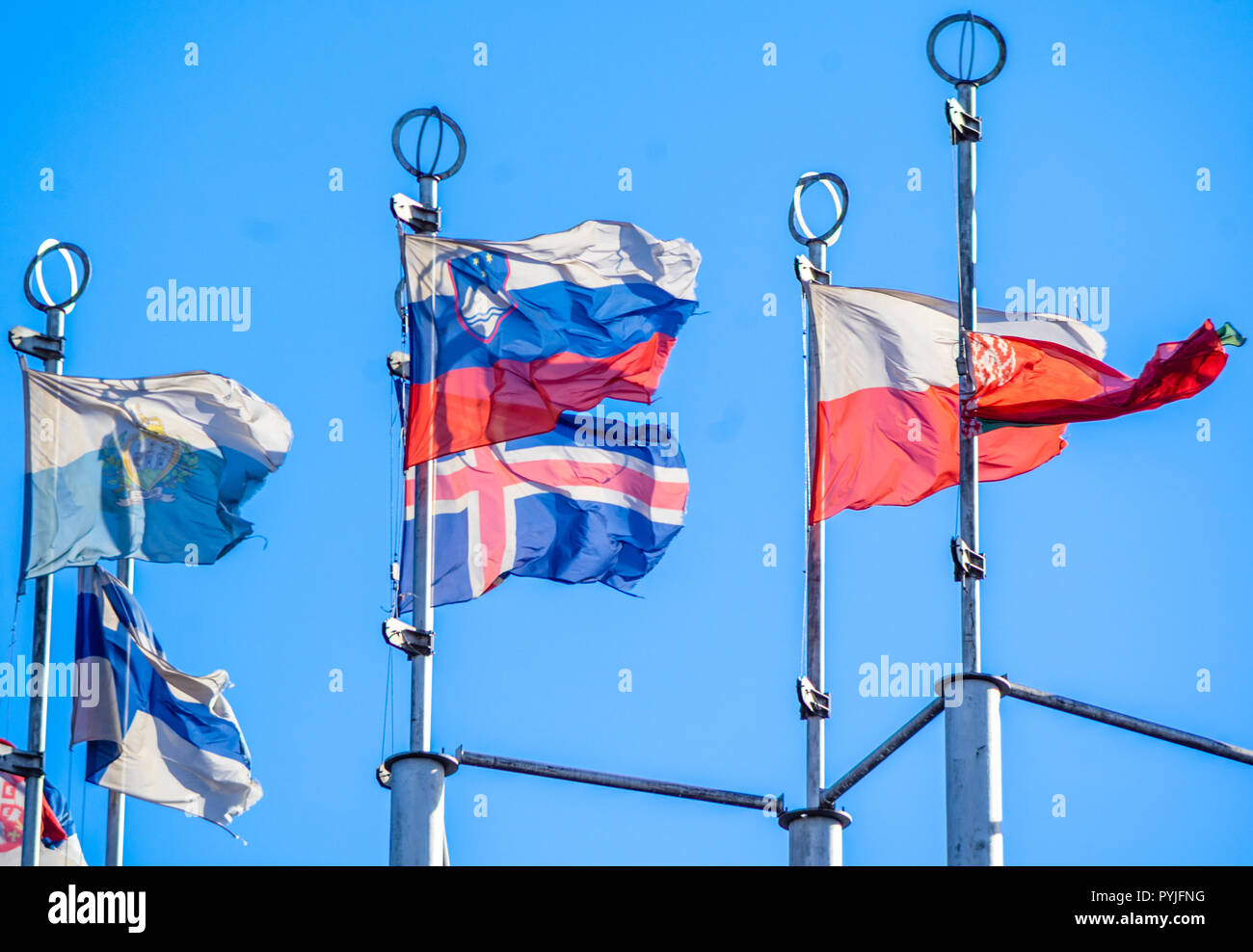 Fahnen der europäischen Länder auf fahnenmasten gegen den blauen Himmel. Stockfoto