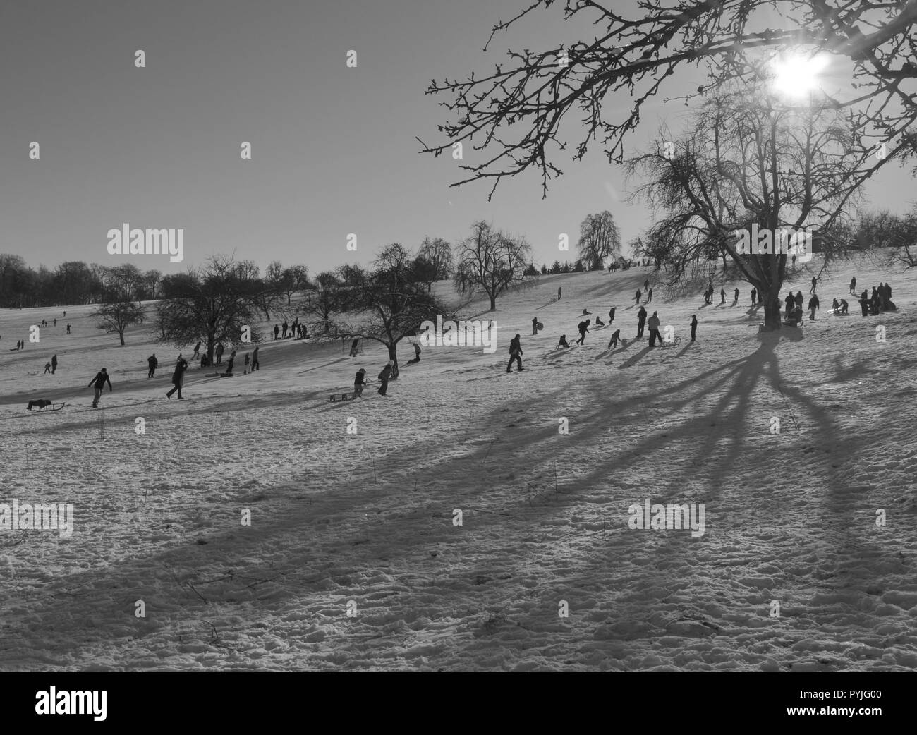 Eine Winterlandschaft mit Menschen genießen die schneereiche Winter. Ein einfarbiges Bild Stockfoto