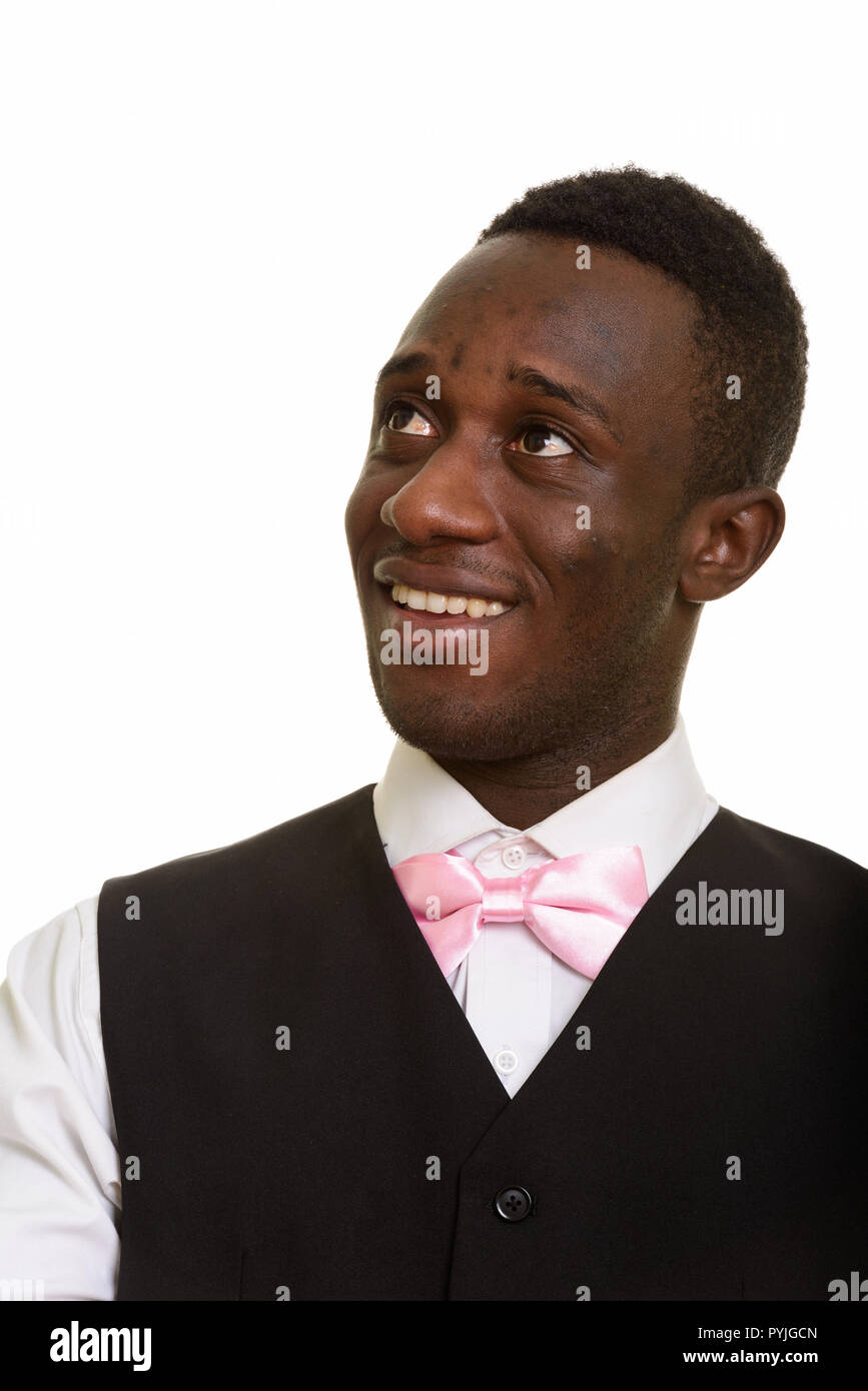 Junge glücklich Afrikanischen Kellner lächelnd und Denken Stockfoto