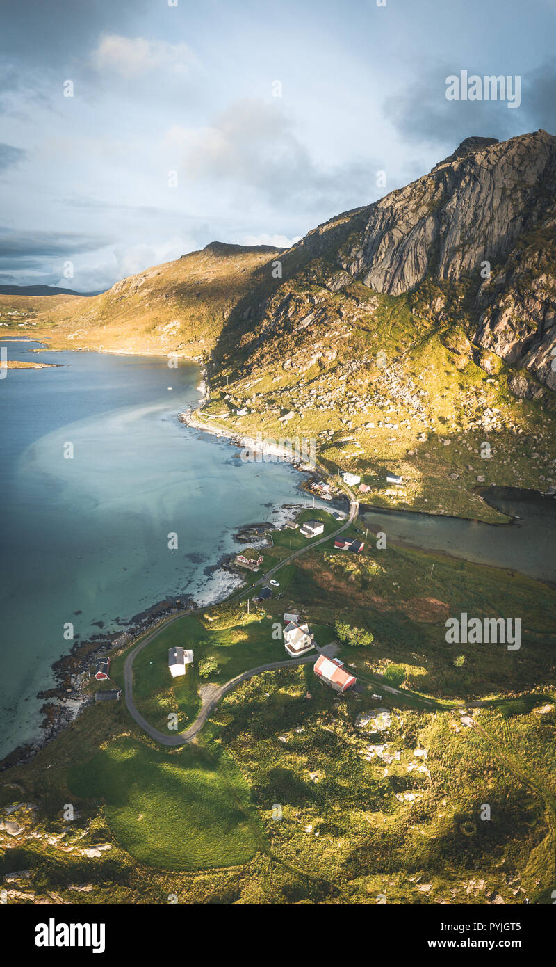 Antenne drone Panoramablick zum Strand in Bjoernsand Lofoten, in der Nähe von Reine Hamny. Haukland Kvalvika und Strand. Foto in Norwegen übernommen. Stockfoto