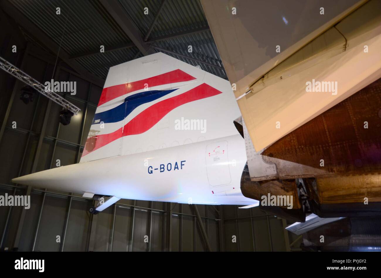 Blick auf höhenleitwerk von British Airways Concorde Rumpf G-BOAF, Alpha Foxtrott im Hangar an der Luft- und Raumfahrt, Filton Bristol Museum GROSSBRITANNIEN Stockfoto