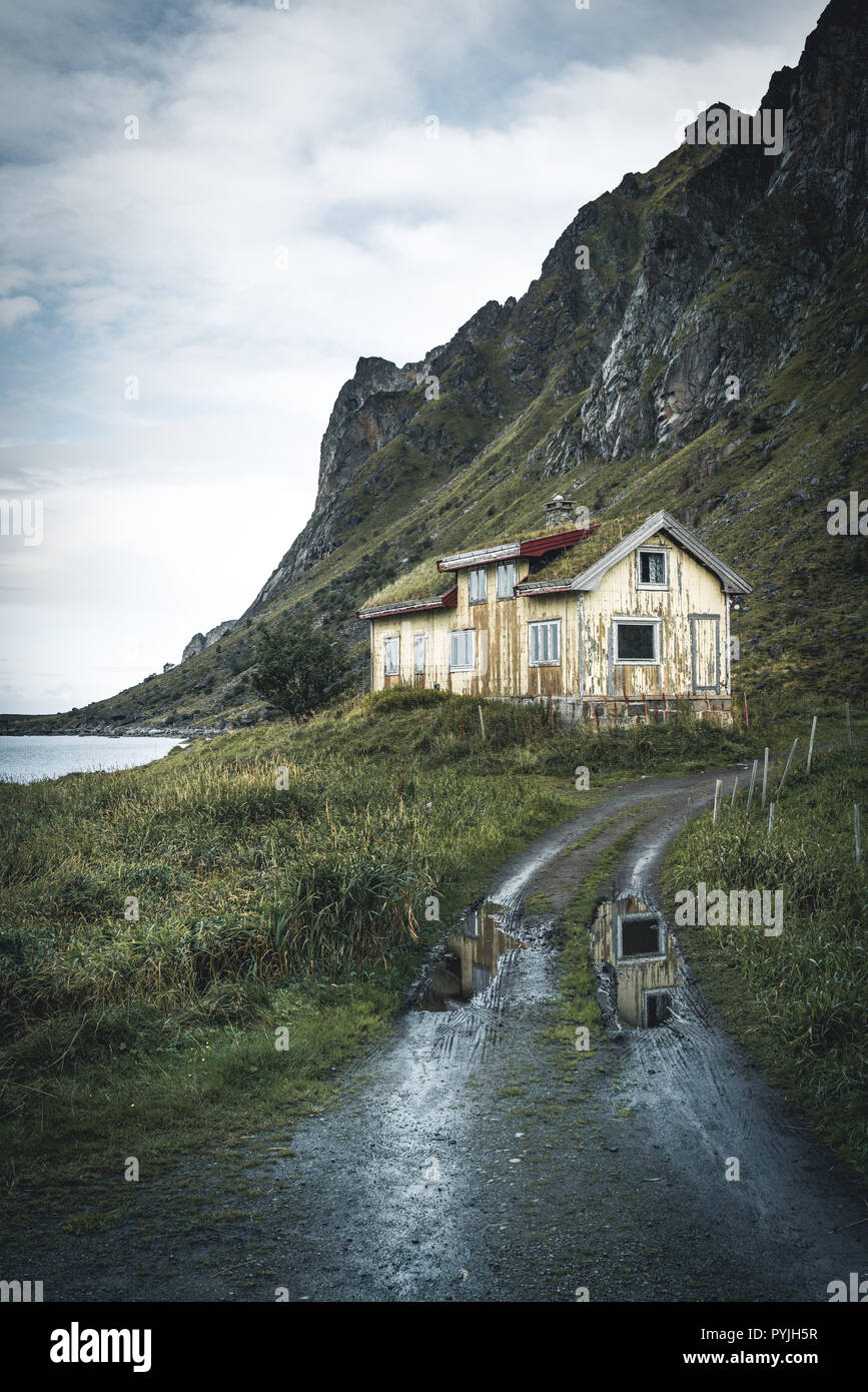 Verlorene und verlassene Orte Haus auf den Lofoten in Norwegen Reine Hamnoy Norwegen. Foto in Norwegen übernommen. Stockfoto