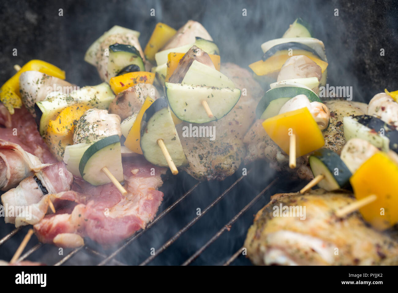 Grill mit lecker Gegrilltem Fleisch und Gemüse vom Grill ...