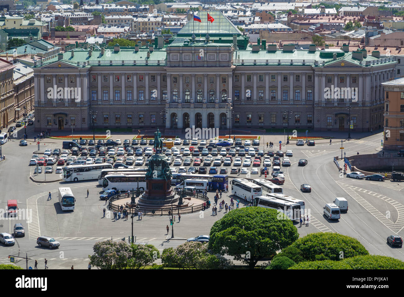 Russland, St. Petersburg, 31. Mai 2018: Ansicht des Mariinsky Palast und St. Isaaks Platz an einem warmen, sonnigen Frühlingstag Stockfoto
