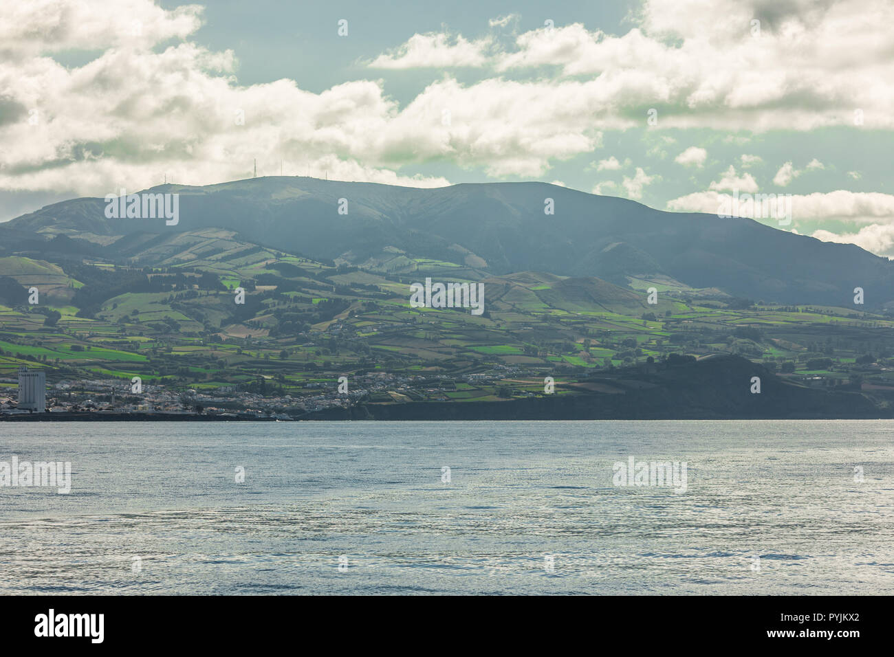 Blick vom Meer auf der Insel Sao Miguel in der portugiesischen autonomen Region der Azoren. Stockfoto