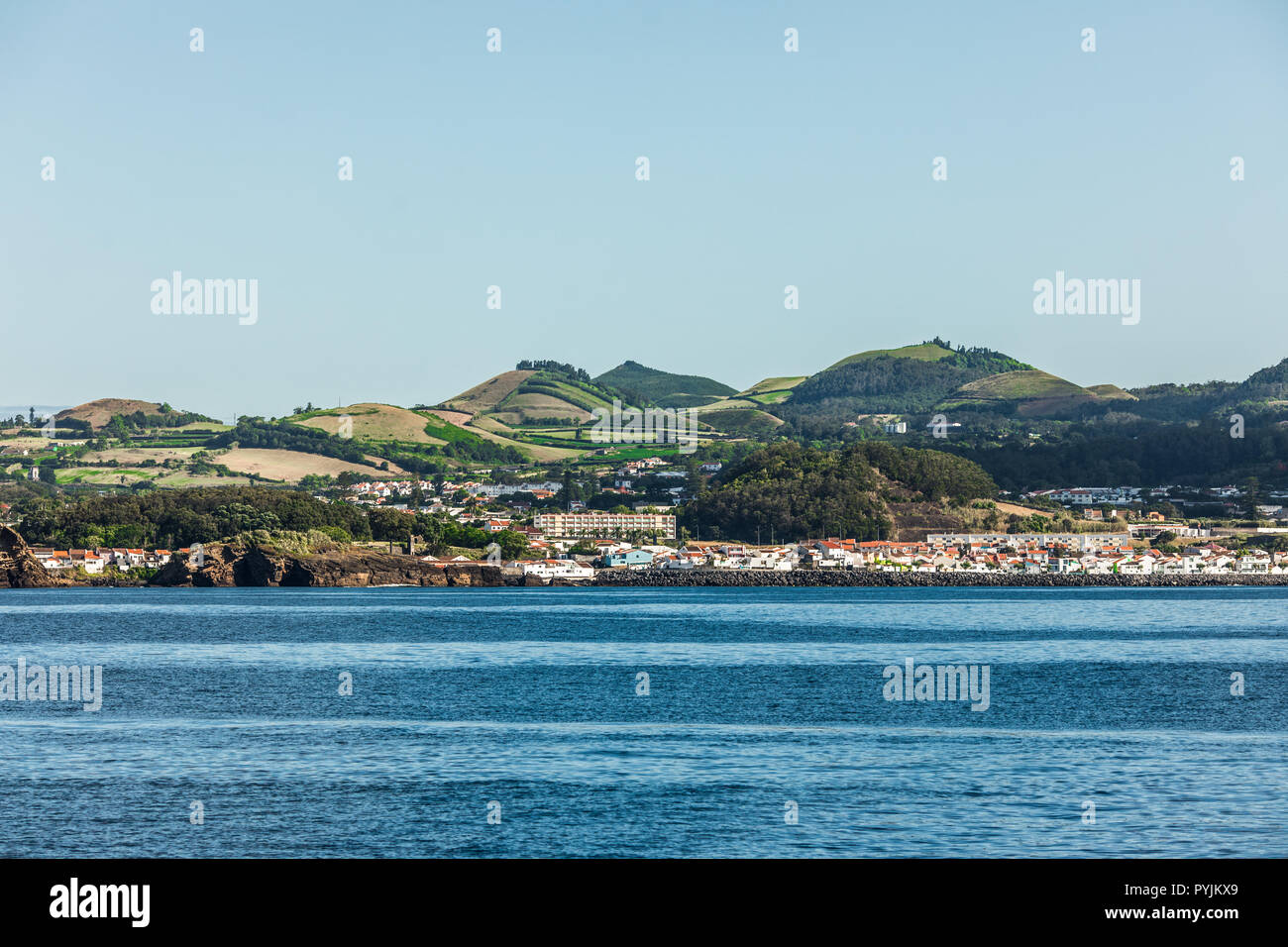 Blick vom Meer auf der Insel Sao Miguel in der portugiesischen autonomen Region der Azoren. Stockfoto