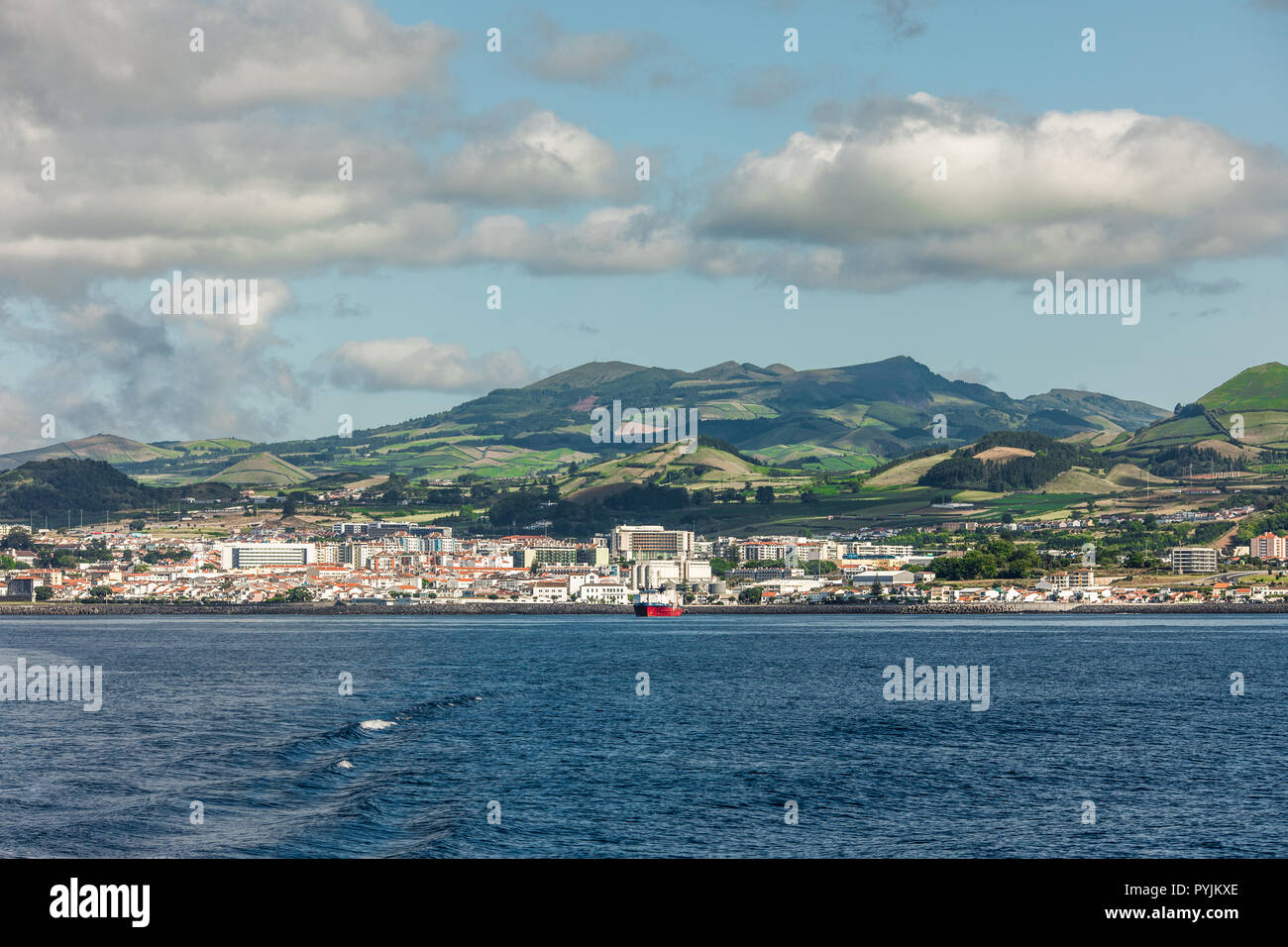 Blick vom Meer auf der Insel Sao Miguel in der portugiesischen autonomen Region der Azoren. Stockfoto