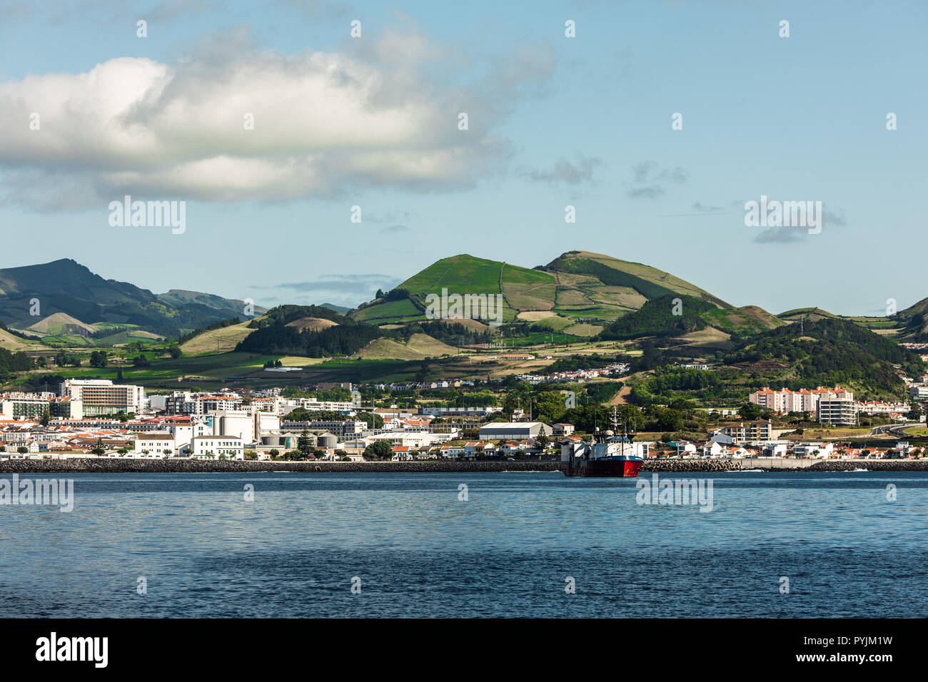 Blick vom Meer auf der Insel Sao Miguel in der portugiesischen autonomen Region der Azoren Insel. Stockfoto