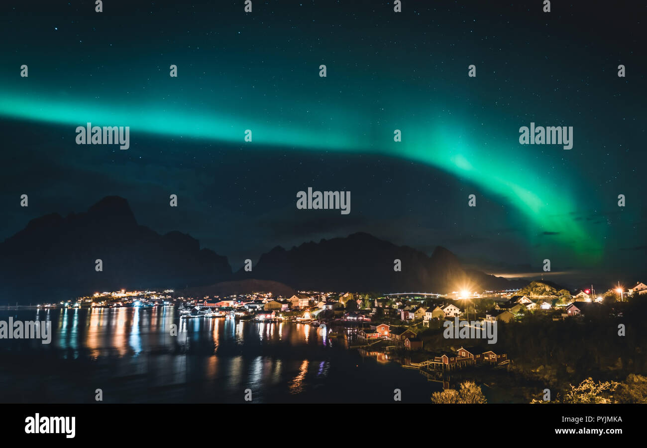 Nordlichter Aurora Borealis mit der klassischen Ansicht des Fisherman s Dorf in der Nähe von Reine Hamnoy Lofoten in Norwegen. Diese Aufnahme wird betrieben von Stockfoto