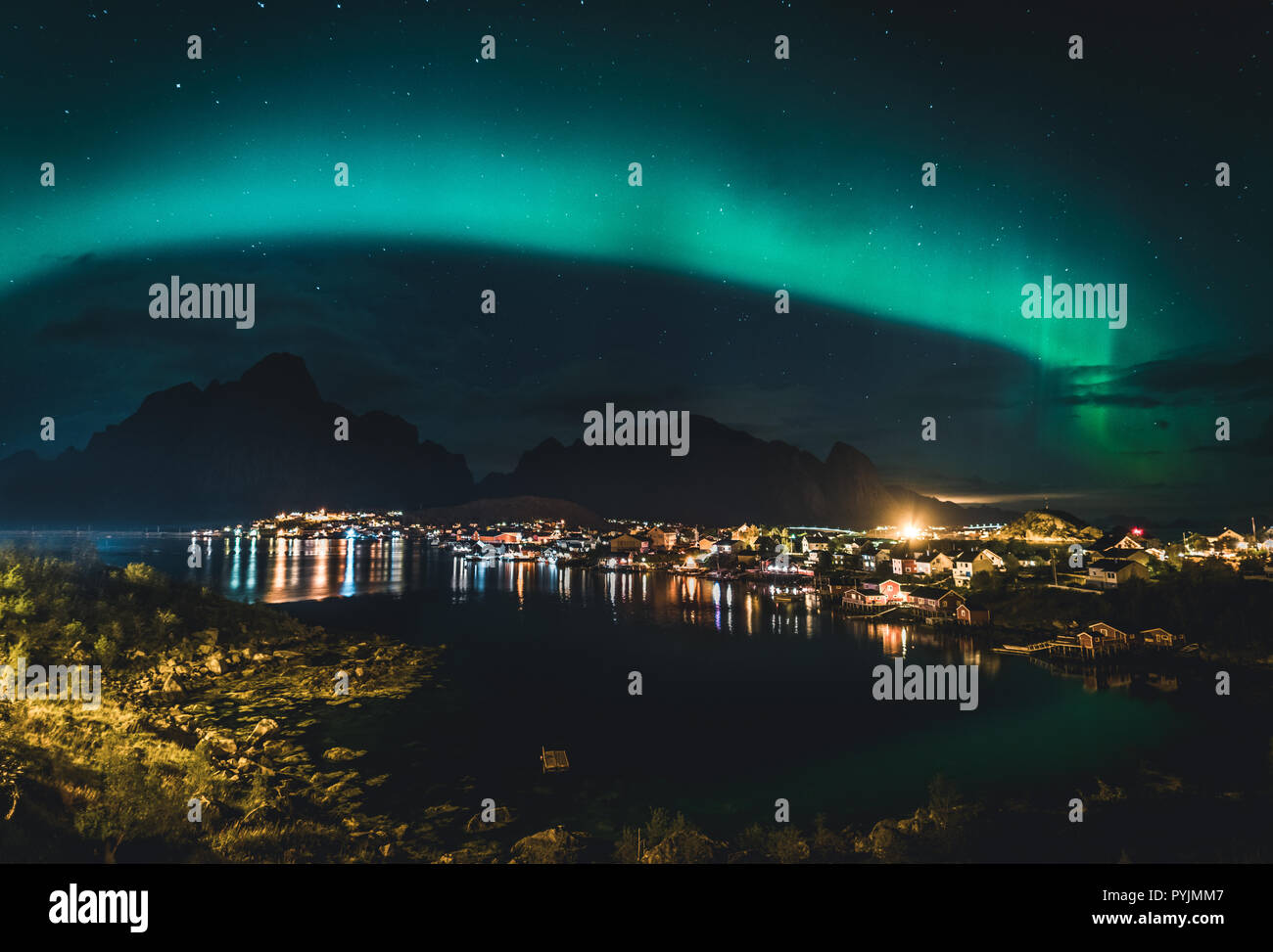 Nordlichter Aurora Borealis mit der klassischen Ansicht des Fisherman s Dorf in der Nähe von Reine Hamnoy Lofoten in Norwegen. Diese Aufnahme wird betrieben von Stockfoto