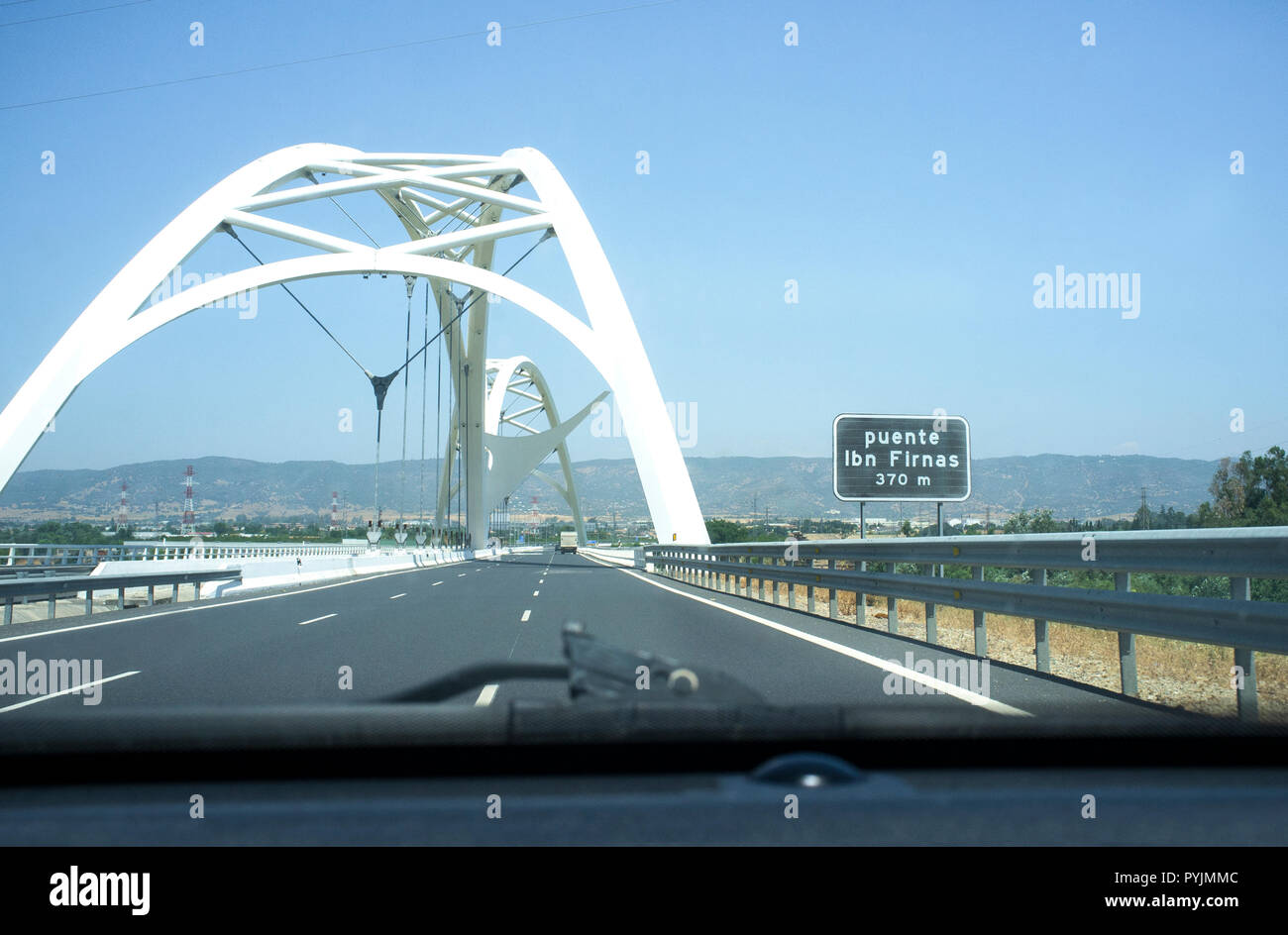 Cordoba, Spanien - 10. Juli 2018: Fahren von Ibn Abbas Firnas Brücke in der Nähe von Cordoba Stadt. Blick aus dem Inneren des Autos. Von JL Manzanares konzipiert Stockfoto