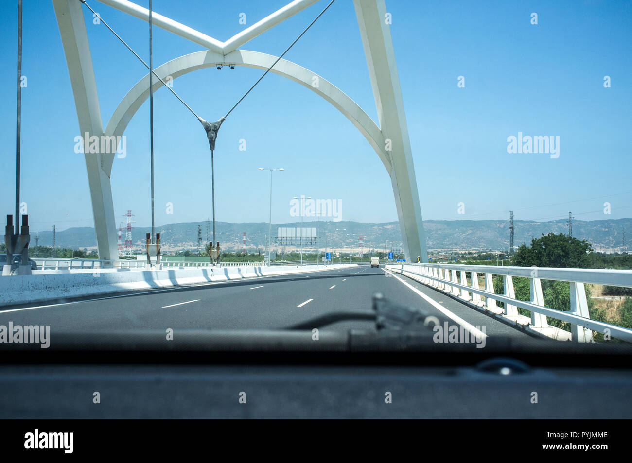 Cordoba, Spanien - 10. Juli 2018: Fahren von Ibn Abbas Firnas Brücke in der Nähe von Cordoba Stadt. Blick aus dem Inneren des Autos. Von JL Manzanares konzipiert Stockfoto