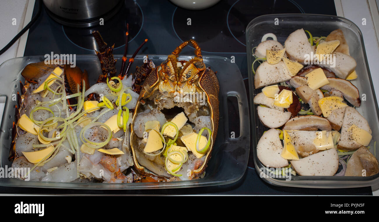 Kochen einige dornige Rock-Lobster (Langusten) und Steinpilzen. Die Krebse und Steinpilzen wurden alle von mir versammelt, Nahrungssuche und Schnorcheln. Stockfoto