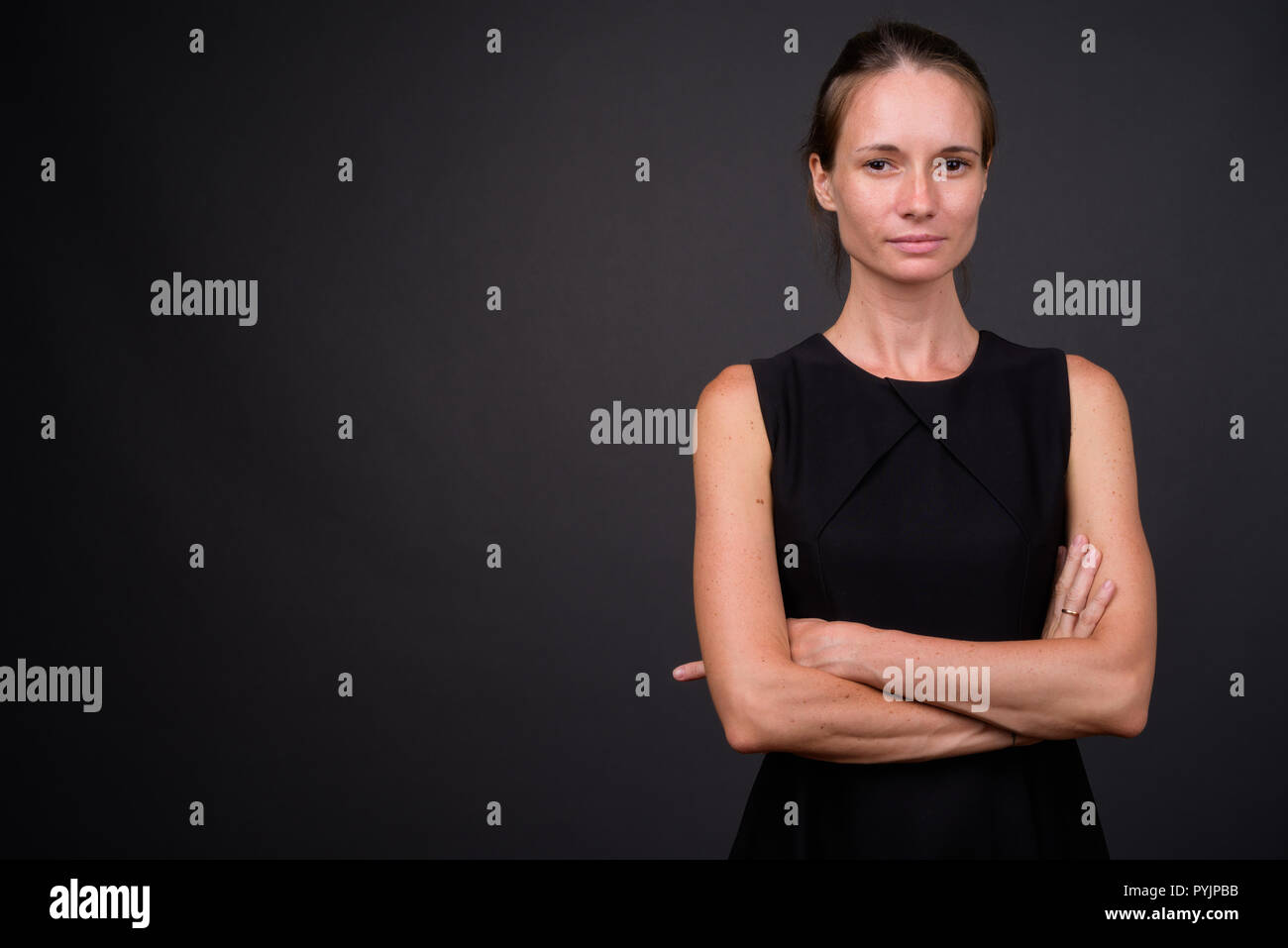 Studio schoss der schönen Frau gegen grauer Hintergrund Stockfoto