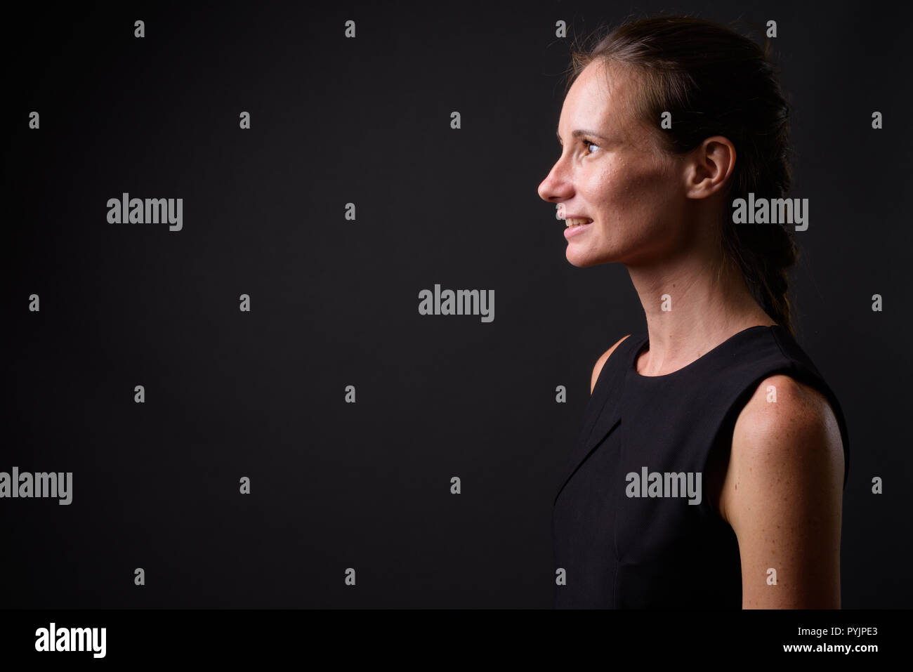 Studio schoss der schönen Frau gegen grauer Hintergrund Stockfoto