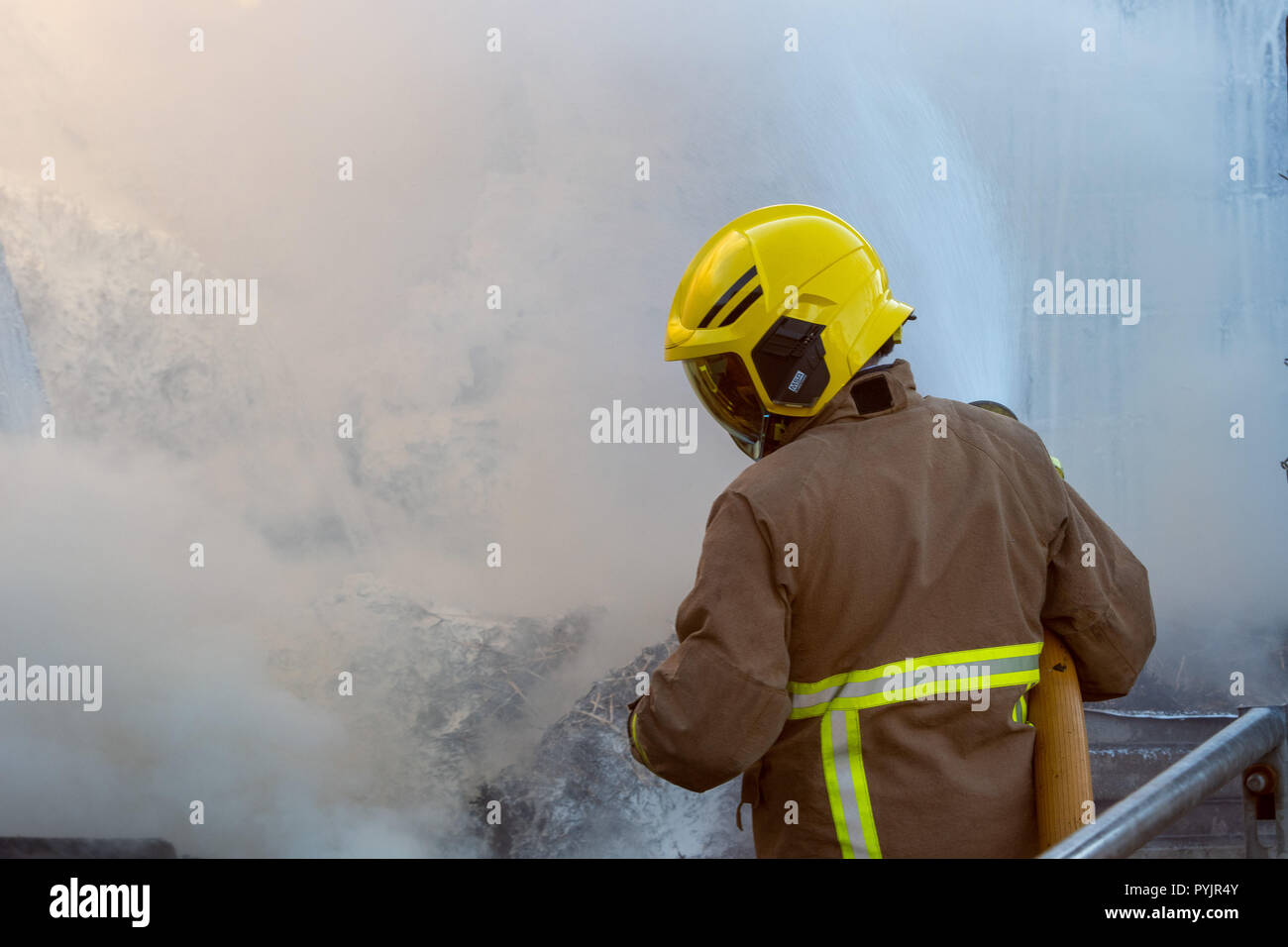 Cumbria, Großbritannien. 27. Okt 2018. Fire Crew wurden zu einem Brand in der Nähe von arn Ravenstonedale in Cumbria, um 16:00 Uhr aufgerufen. Heu und Stroh wurden in der Scheune gelagert, zusammen mit 50 Schafe, die alle von der Feuerwehr, die das Gebäude eingetragen gerettet wurden. Teams von Sedbergh, Kirkby Stephen und Kendal den Vorfall, die glaubten, wurde durch ein elektrisches Problem begonnen zu haben. Credit: Wayne HUTCHINSON/Alamy leben Nachrichten Stockfoto