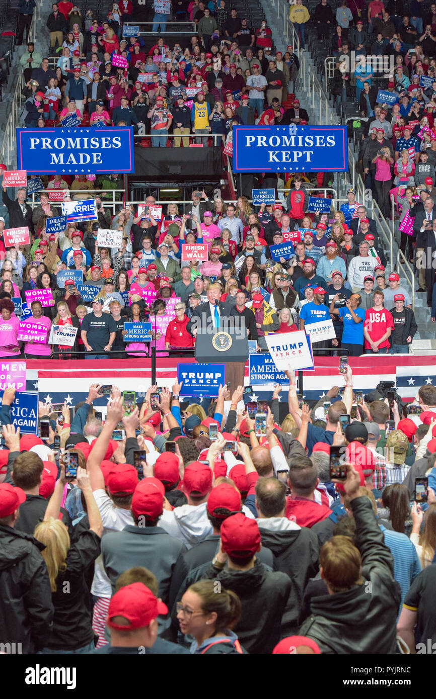 Charlotte, NC, USA, USA. 26. Okt 2018. US-Präsident Trump besucht eine maga Rallye zur Kampagne für 9. Bezirk Haus Kandidat, Mark Harris. Unterstützer des Trump braved kaltes Wetter und Regen, einige, die über einen Tag zu früh, um zu hören, der Präsident sprechen. Foto: Schloss Bilder/Alamy leben Nachrichten Stockfoto