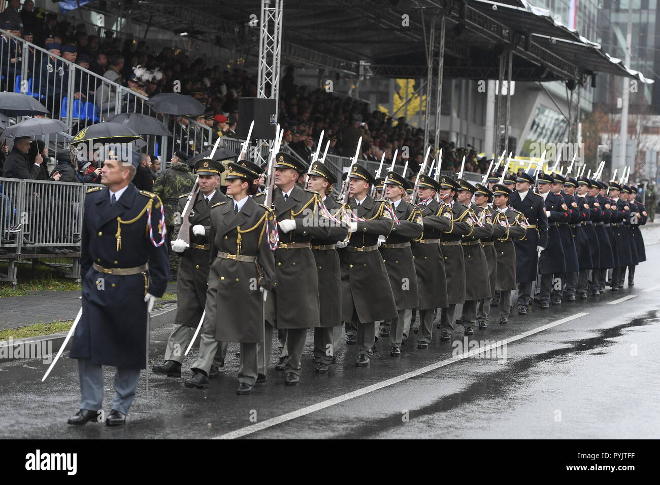 Militärparade anlässlich des 100. Jahrestages der Errichtung der Tschechoslowakei, an der der tschechische Präsident Milos Zeman und US-Verteidigungsminister James Mattis, nahm Platz auf der Europäischen Straße in Prag, Tschechische Republik, am 28. Oktober 2018. (CTK Photo/Ondrej Deml) Stockfoto