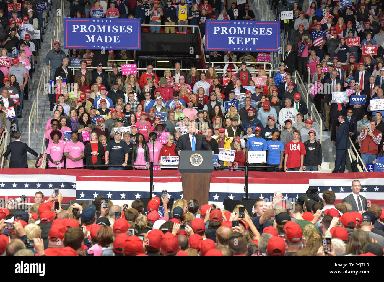 Charlotte, NC, USA. 26. Okt 2018. US-Präsident Trump besucht eine maga Rallye zur Kampagne für 9. Bezirk Haus Kandidat, Mark Harris. Unterstützer des Trump braved kaltes Wetter und Regen, einige, die über einen Tag zu früh, um zu hören, der Präsident sprechen. Foto: Schloss Bilder/Alamy leben Nachrichten Stockfoto