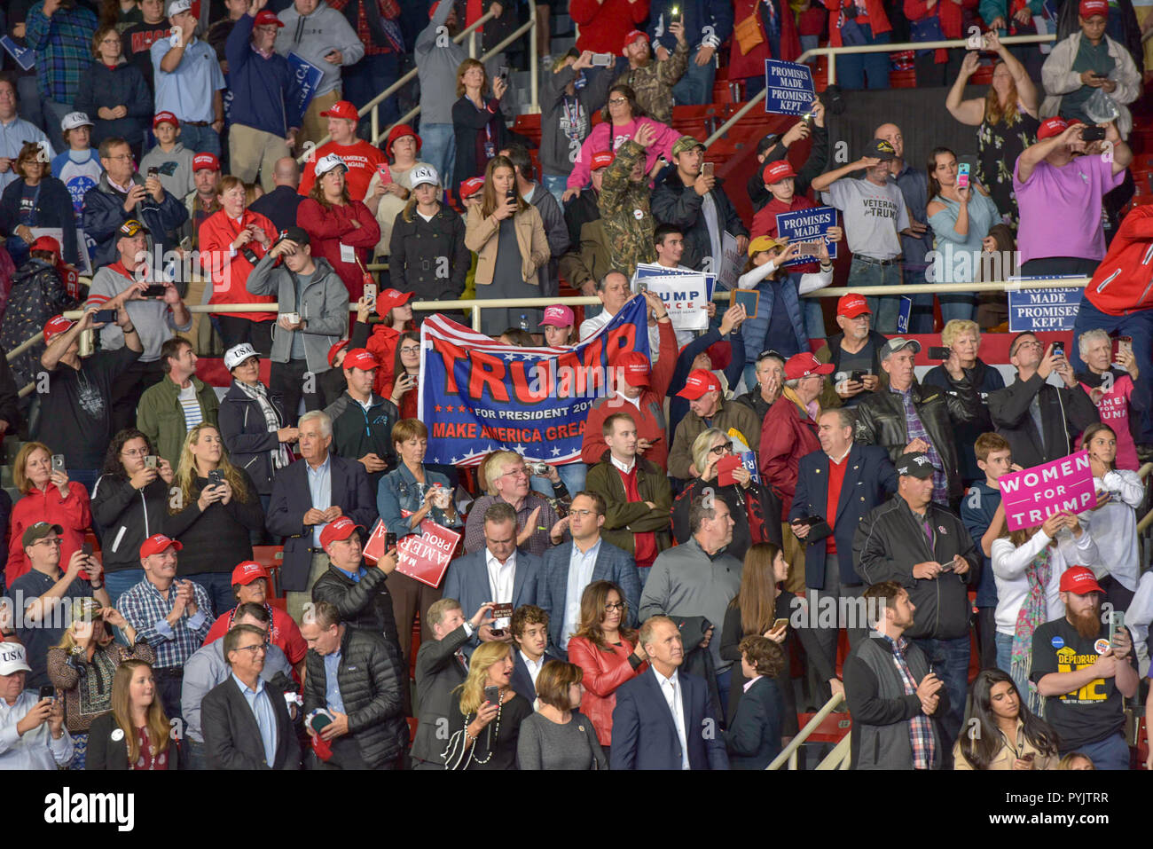 Charlotte, NC, USA. 26. Okt 2018. US-Präsident Trump besucht eine maga Rallye zur Kampagne für 9. Bezirk Haus Kandidat, Mark Harris. Unterstützer des Trump braved kaltes Wetter und Regen, einige, die über einen Tag zu früh, um zu hören, der Präsident sprechen. Foto: Schloss Bilder/Alamy leben Nachrichten Stockfoto