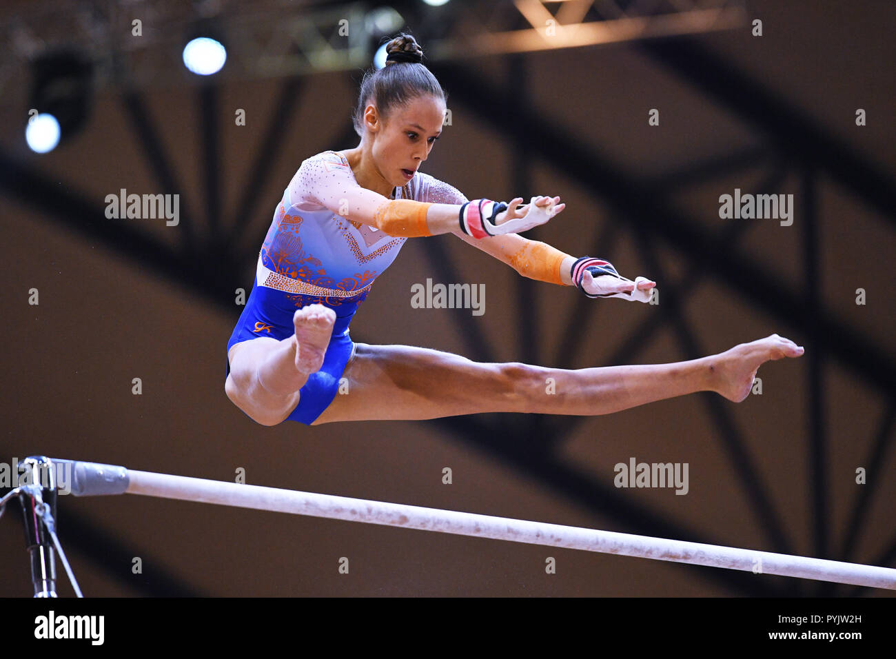 Doha, Katar. 27 Okt, 2018. Naomi Visser (NED), 27. Oktober 2018 - Turnen: Die 2018 Gymnastics World Championships, Frauen team Qualifikation Stufenbarren an Aspire Dome in Doha, Katar. Credit: MATSUO. K/LBA SPORT/Alamy leben Nachrichten Stockfoto