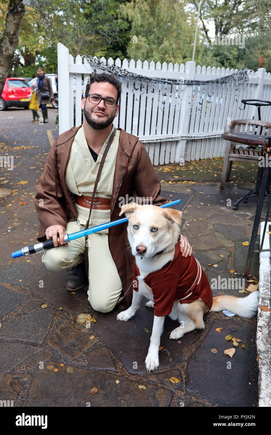 London Grossbritannien 28 Oktober 18 Skye Die Strasse Hund Mit Seinen Jedi Meister An Der Alle