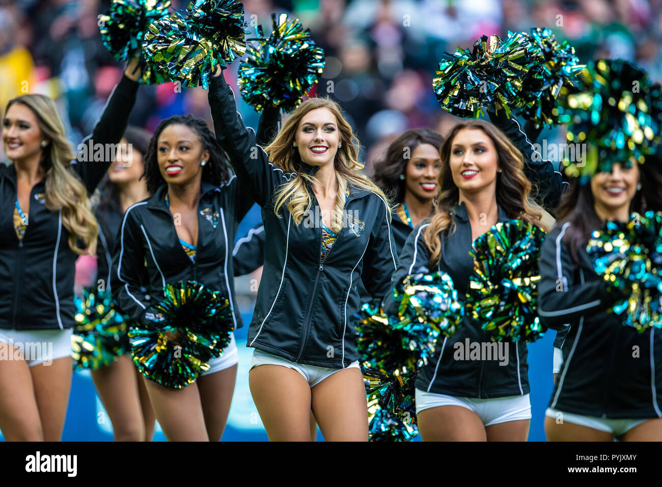 Wembley Stadion, London, UK. 28 Okt, 2018. NFL in London, Spiel drei, Philadelphia Eagles gegen Jacksonville Jaguars; Der Jaguar Cheerleadern unterhalten das Publikum Credit: Aktion plus Sport/Alamy leben Nachrichten Stockfoto