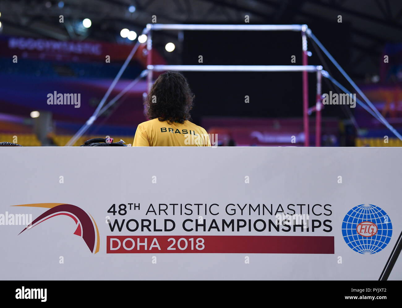 Doha, Katar. 28 Okt, 2018. Funktion, dekorativen Bild: Frau in T-Shirt mit der Aufschrift Brasilien vor stufenbarren sitzt. Vor WM-Logo. GES/Turnen/Gymnastik Weltmeisterschaften in Doha, Qualifizierung, 28.10.2018 - GES/Turnen/Gymnastik-WM: 28.10.2018 - | Verwendung der weltweiten Kredit: dpa/Alamy leben Nachrichten Stockfoto