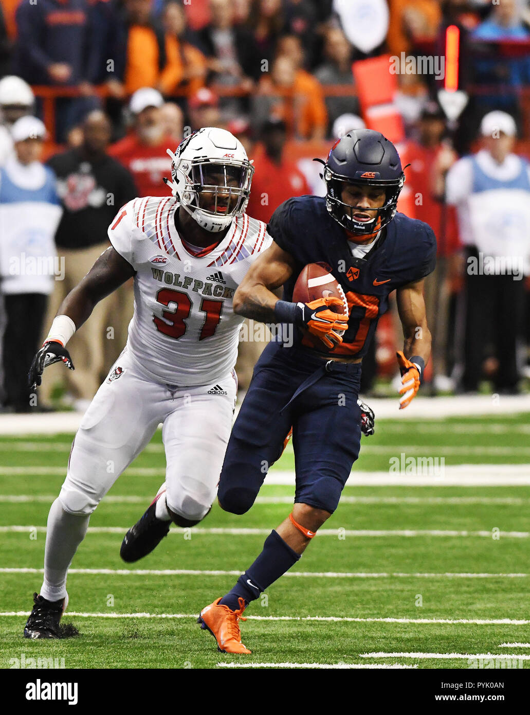 Syracuse, NY, USA. 27 Okt, 2018. Syrakus wide receiver Sean Riley #10 abläuft, NC Zustand Wolfpack #31 Jarius Morehead während der ersten Hälfte des Spiel als der Syrakus Orange besiegte die NC-Zustand Wolfpack 51-41 an der Carrier Dome in Syracuse, NY. Foto von Alan Schwartz/Cal Sport Media/Alamy leben Nachrichten Stockfoto