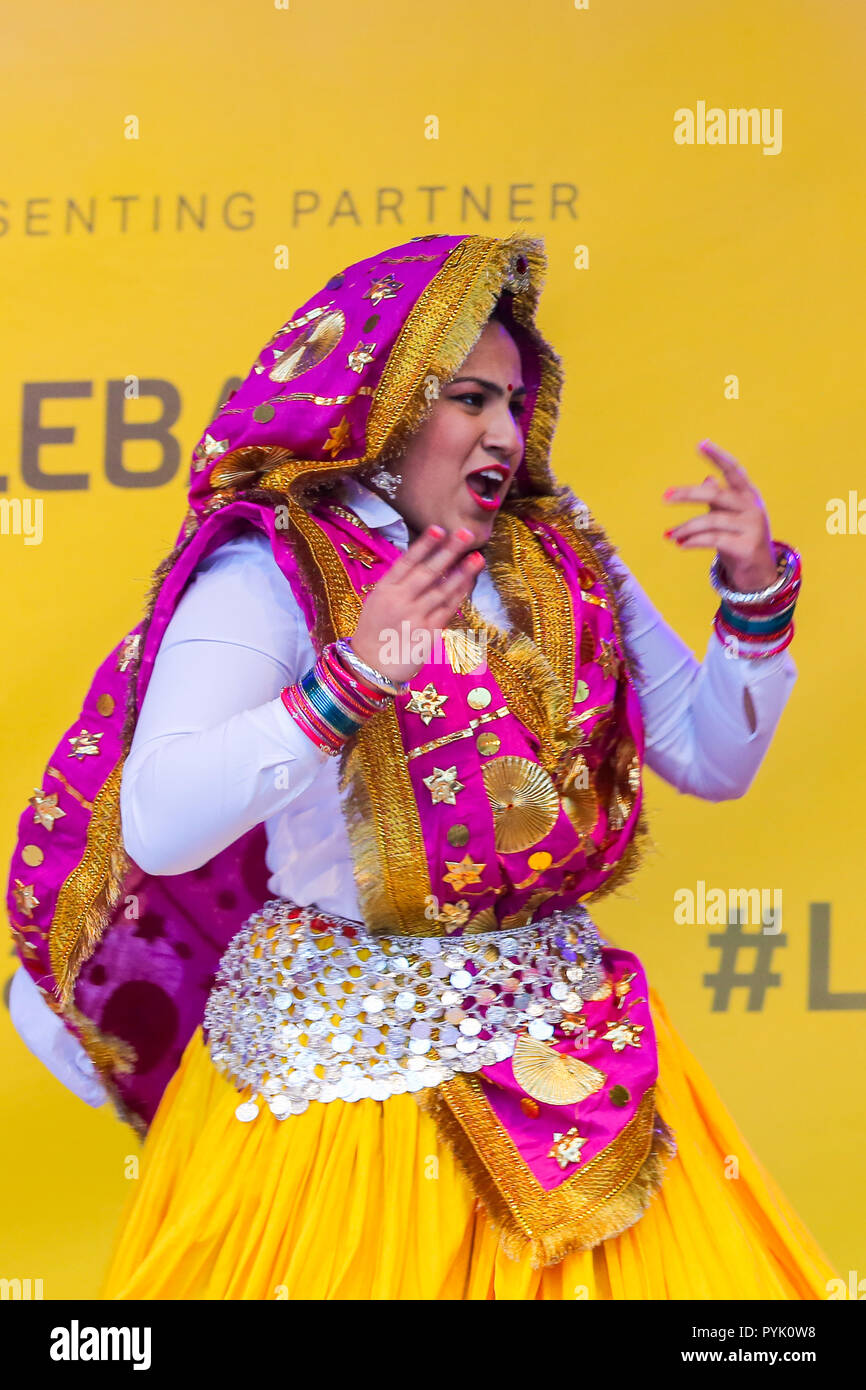 Trafalgar Square, London, UK. 28 Okt 2018 - eine Gruppe führt ein volkstanz während der Feierlichkeiten. Hunderte von Hindus, Sikhs, Jains und Menschen aus allen Gemeinschaften Diwali feiern in London - Festival des Lichts teilnehmen, Diwali in London wird jedes Jahr gefeiert mit einem kostenlosen Konzert der traditionellen religiösen und Zeitgenössische asiatische Musik und Tanz. Credit: Dinendra Haria/Alamy leben Nachrichten Stockfoto