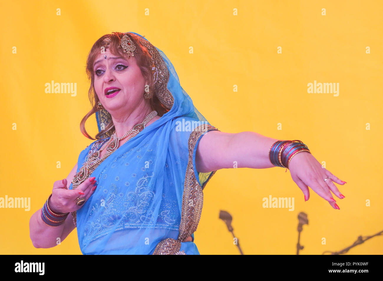 Trafalgar Square, London, UK. 28 Okt 2018 - eine Gruppe führt ein volkstanz während der Feierlichkeiten. Hunderte von Hindus, Sikhs, Jains und Menschen aus allen Gemeinschaften Diwali feiern in London - Festival des Lichts teilnehmen, Diwali in London wird jedes Jahr gefeiert mit einem kostenlosen Konzert der traditionellen religiösen und Zeitgenössische asiatische Musik und Tanz. Credit: Dinendra Haria/Alamy leben Nachrichten Stockfoto