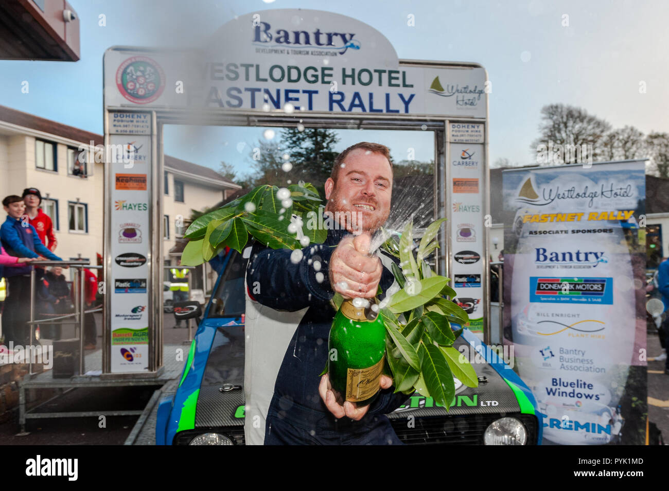 Bantry, West Cork, Irland. 28 Okt, 2018. Damien Tourish, die gewinnende Rallyefahrer, Sprays die Menge mit Champagner am Ende der 2018 Fastnet Rallye. Credit: Andy Gibson/Alamy Leben Nachrichten. Stockfoto