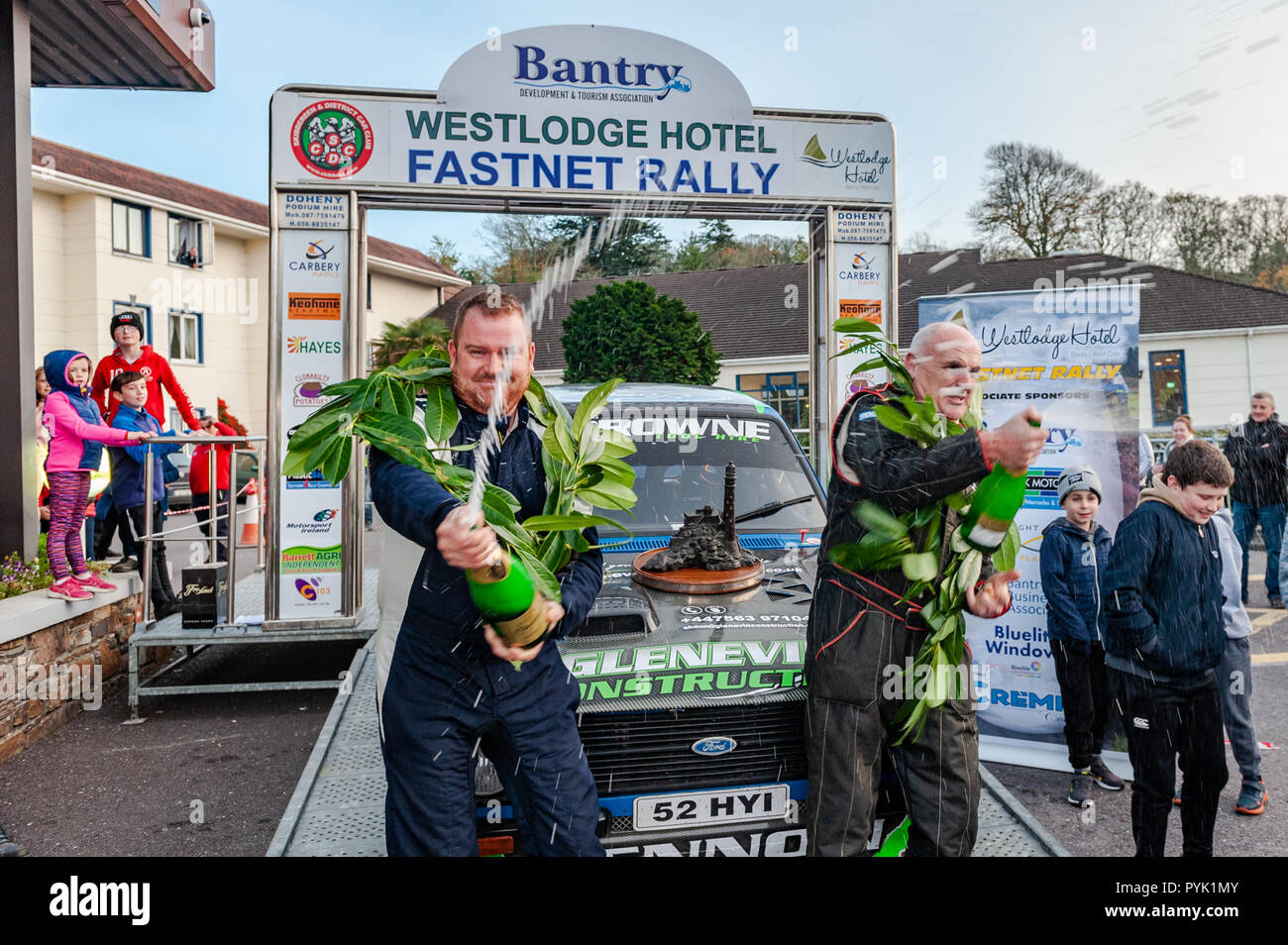 Bantry, West Cork, Irland. 28 Okt, 2018. Winning Rally Team Damien Tourish und Domhnall McAlaney, die Menge mit Champagner spray am Ende der 2018 Fastnet Rallye. Credit: Andy Gibson/Alamy Leben Nachrichten. Stockfoto