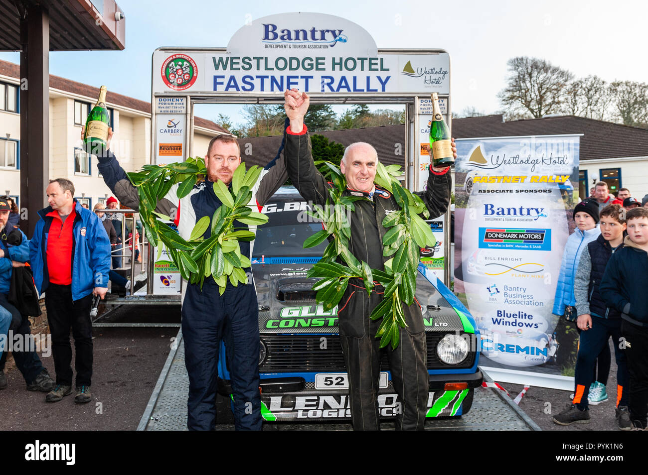 Bantry, West Cork, Irland. 28 Okt, 2018. Winning Rally Team Damien Tourish und Domhnall McAlaney, Feiern am Ende des 2018 Fastnet Rallye. Credit: Andy Gibson/Alamy Leben Nachrichten. Stockfoto