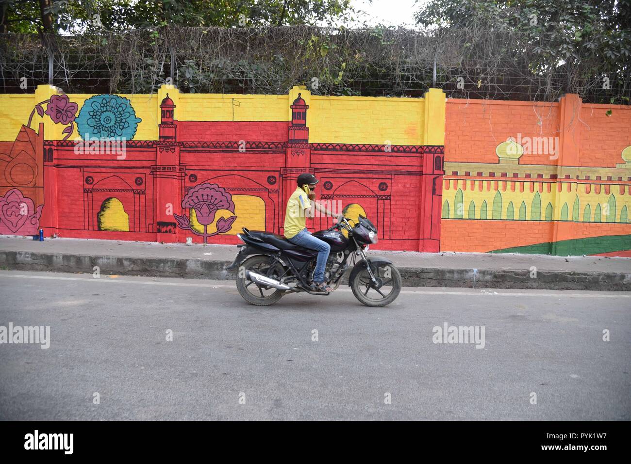 Allahabad, Uttar Pradesh, Indien. 28 Okt, 2018. Allahabad-Uttar Pradesh/Indien, 28-10-2018: Ein indischer verläuft in der Nähe der Wand eines Gebäudes als Teil eines laufenden Projekts "Malen meine Stadt" in Allahabad. Credit: Prabhat Kumar Verma/ZUMA Draht/Alamy leben Nachrichten Stockfoto