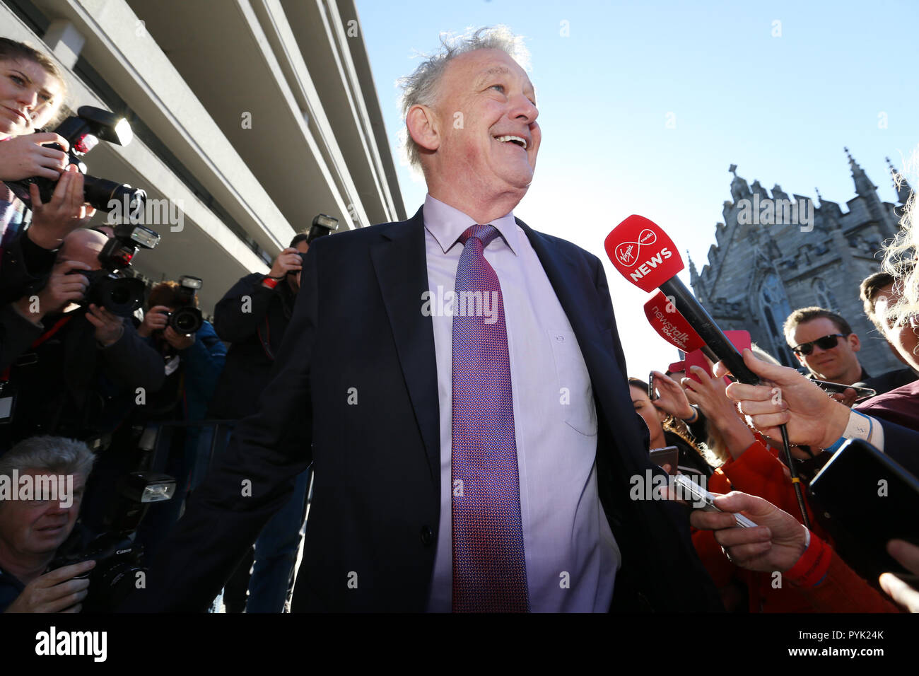 Dublin, Irland. 27 Okt, 2018. Außenseiter Peter Casey, der kam eine überraschung an zweiter Stelle in der Irischen Präsidentschaftswahlen, bei der die Ergebnisse in Dublin Castle in Dublin. In der letzten Woche der Kampagne, Herr Casey's poll Ratings von 1 % auf 21 %, nachdem er Erläuterungen in Bezug auf die Fahrenden und Sozialhilfeempfänger. Foto: Sam Boal/RollingNews. ie Credit: RollingNews.ie/Alamy leben Nachrichten Stockfoto