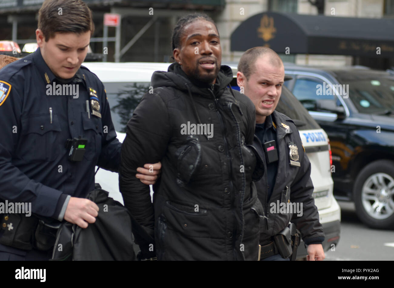 Manhattan, New York, USA. 28 Okt, 2018. NYPD officers gesehen Verhaftung ein Bike Messenger aus unbekannten Gründen an der 7. Avenue und 59th Street (Central Park) in New York City. Credit: Ryan Rahman/SOPA Images/ZUMA Draht/Alamy leben Nachrichten Stockfoto