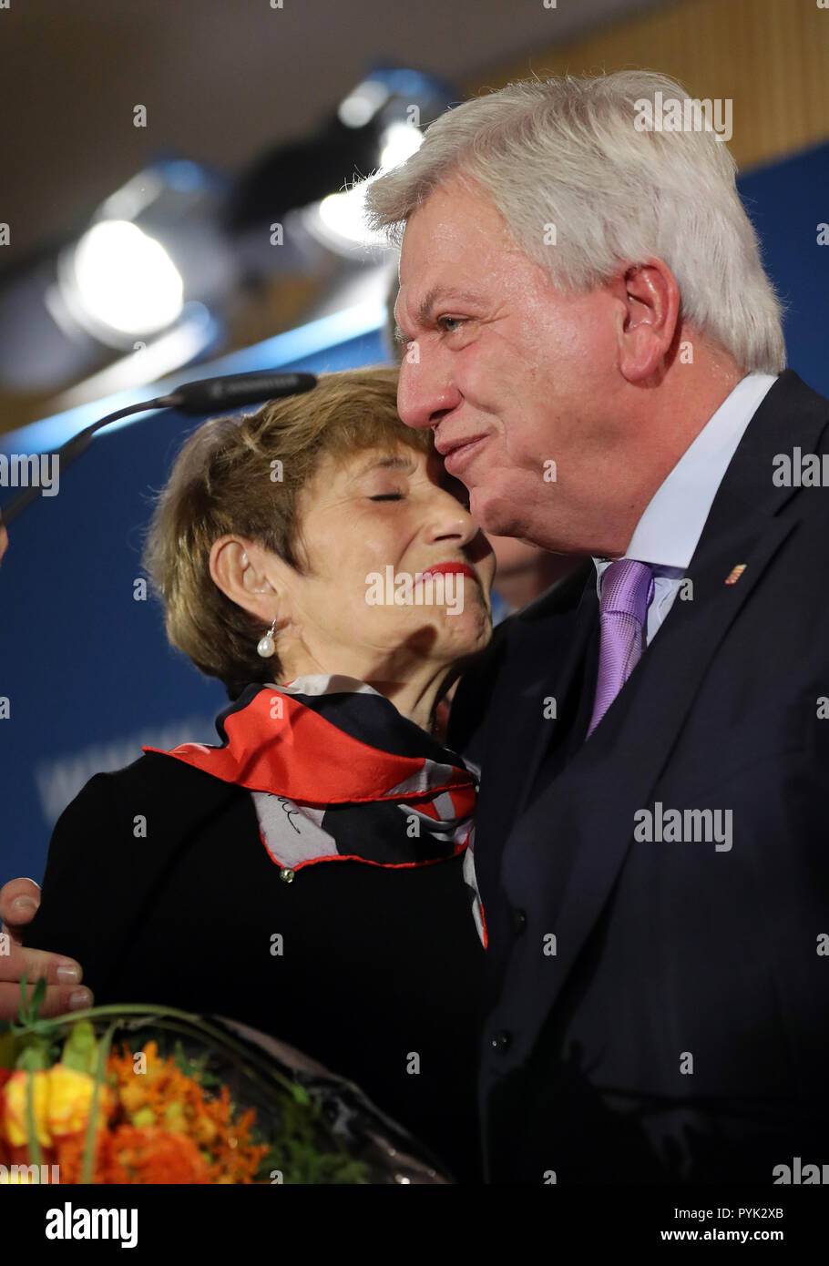 Wiesbaden, Deutschland. 28 Okt, 2018. Deutschen Christlich Demokratischen Union Spitzenkandidat (CDU) und der hessische Ministerpräsident Volker Bouffier (R) und seine Frau Ursula Bouffier reagieren nach dem ersten Ergebnis der Landtagswahl in Hessen in Wiesbaden, Deutschland, am Okt. 28, 2018 kam. Die Christlich Demokratische Union, geführt durch die deutsche Bundeskanzlerin Angela Merkel, erlitt einen großen Verlust am Sonntag Landtagswahl in Hessen, nach dem ursprünglichen Prognose durch die öffentlich-rechtlichen Sender ARD. Credit: Luo Huanhuan/Xinhua/Alamy leben Nachrichten Stockfoto